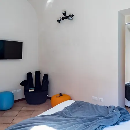 A World Aparts - 40 Sforza *